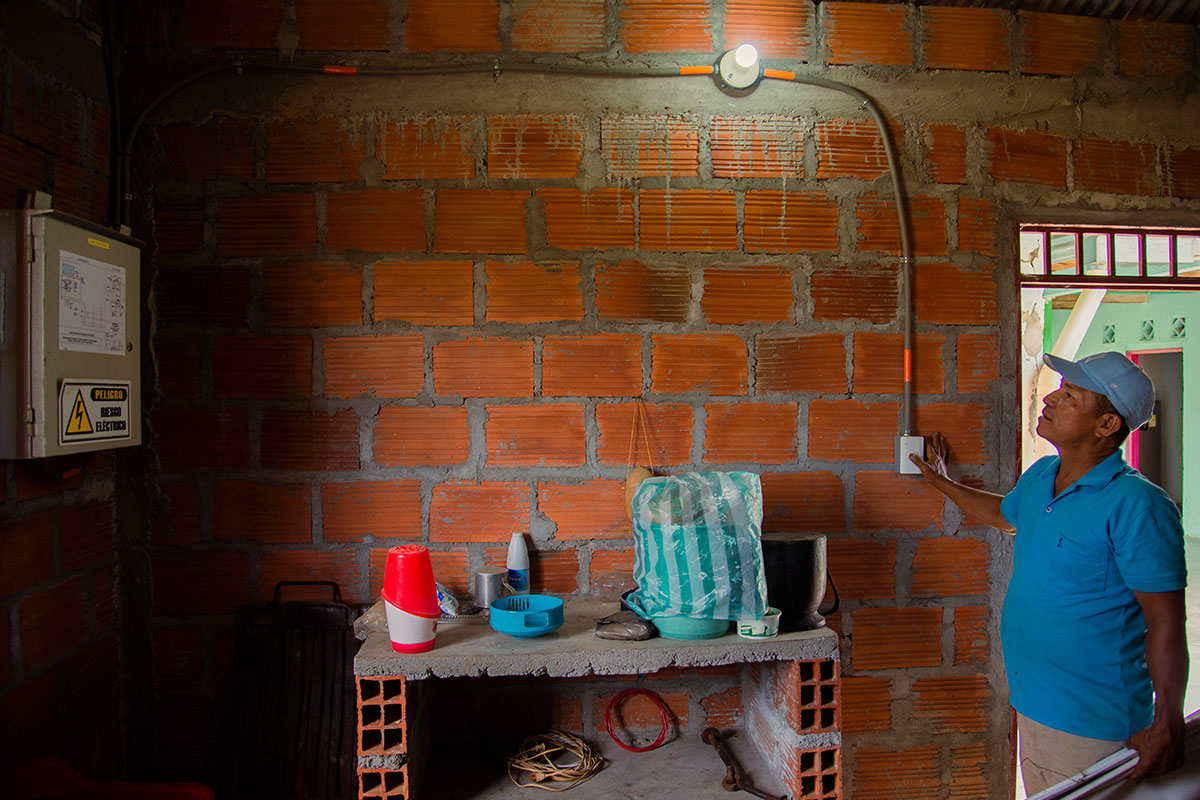 La caja de control del sistema está localizada en una de las piezas de la Caseta Comunal. Antes de instalar los paneles, Pijao Ilarquito hacía parte de más de la mitad del territorio colombiano que está por fuera de la red nacional de energía.