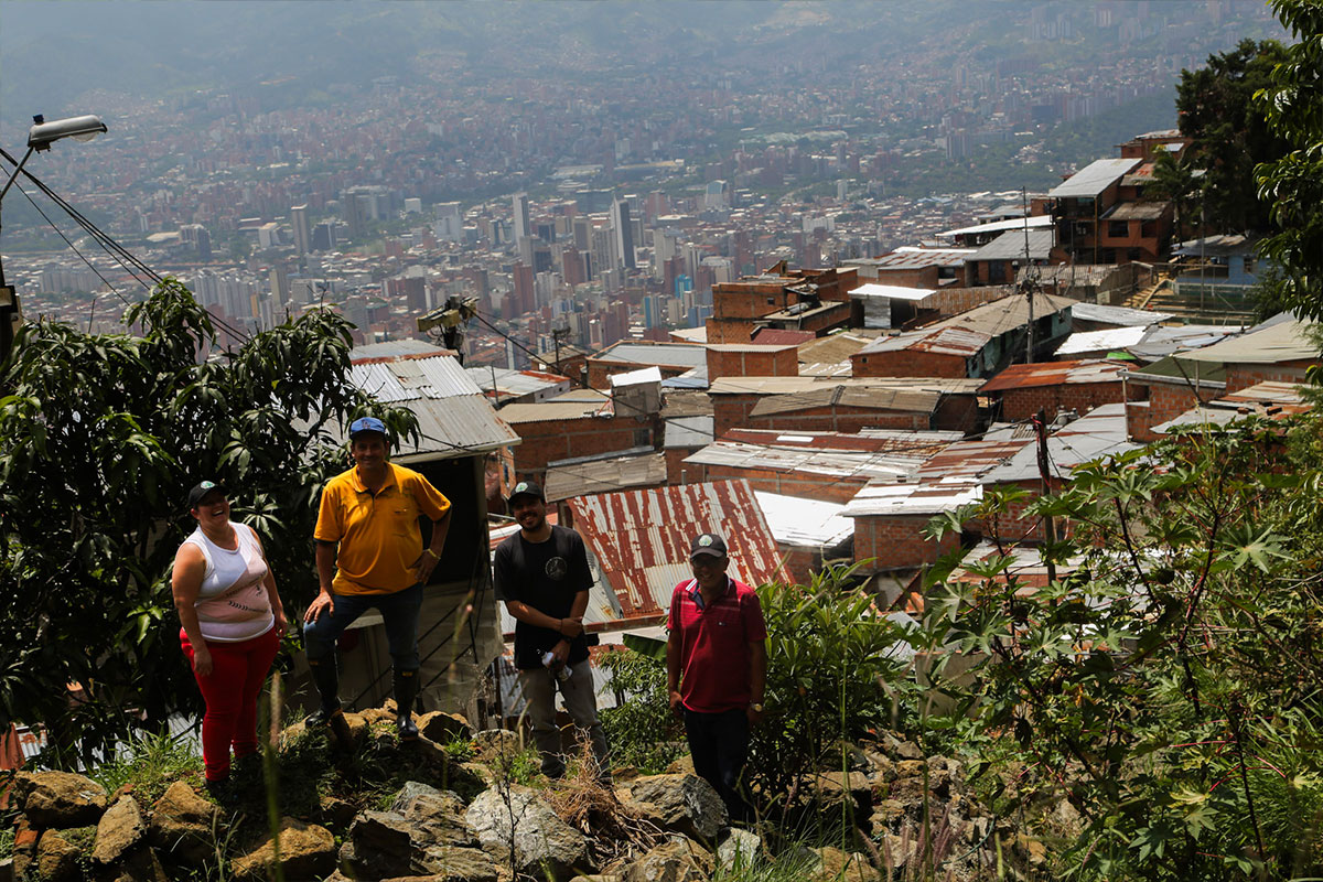James, Christian, Nancy y Albeiro recorren la ladera del barrio El Pacífico para hacer monitoreo del suministro del agua y posibles riesgos. Fotografía: Diana Carolina Martínez López