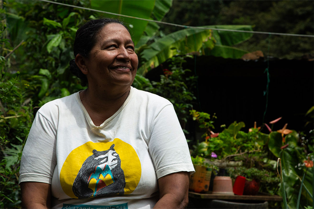 Retrato de Esneda Ramírez, lideresa del proyecto, en la parte trasera de la huerta comunitaria. Fotografía: Diana Carolina Martínez López